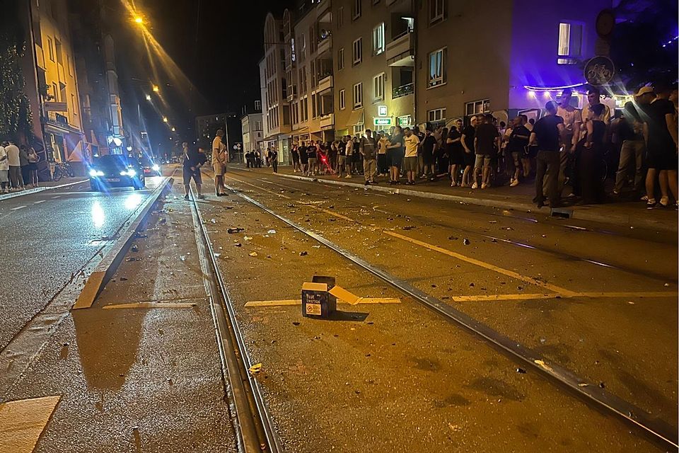 Ein bisschen wie zu Silvester sah es kurz nach Mitternacht zwischen der Silberhornstraße und dem Grünspitz aus.