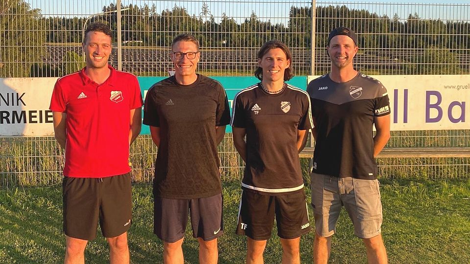 Gehen in der kommenden Saison als SG Degernbach/Hunderdorf ins Rennen (von links): Max Gerl (1. Vorstand ASV Degernbach), Trainer Waldemar Trozenko, Co-Trainer Thomas Fuchs und Christopher Hanner (Abteilungsleiter SV Hunderdorf). Es fehlt der zweite Co-Trainer Michael Wagner.