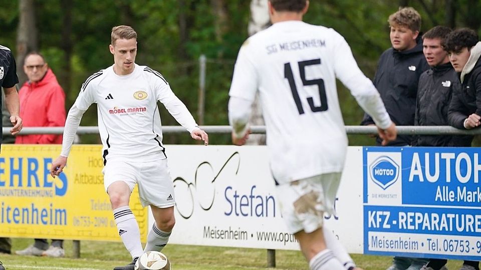 Die SG Meisenheim musste Spielertrainer Maurizio Lörsch (am Ball) verletzungsbedingt vom Platz nehmen.. 