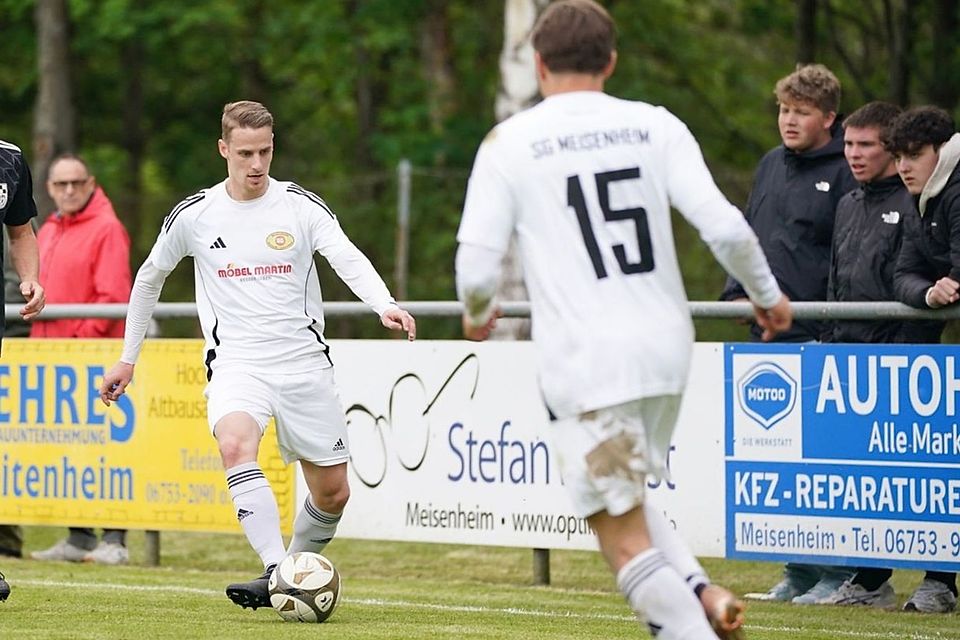 Die SG Meisenheim musste Spielertrainer Maurizio Lörsch (am Ball) verletzungsbedingt vom Platz nehmen.. 