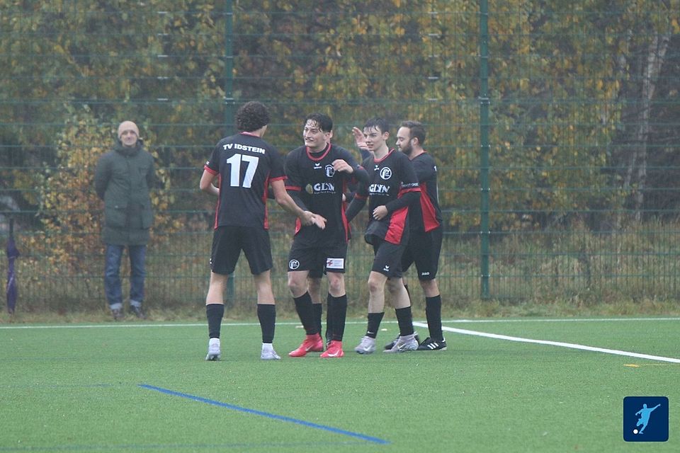 Der TV Idstein steht nach einem 8:6-Sieg im Elfmeterschießen über den SV Wallrabenstein im Pokalfinale. Der TV Idstein steht nach einem 8:6-Sieg im Elfmeterschießen über den SV Wallrabenstein im Pokalfinale.