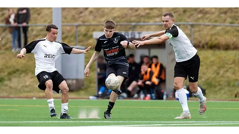 In dieser Szene war Benny Sabau (r.) von der SG Eschenburg in einer Abwehraktion gefordert, beim 1:1 im Fußball-Gruppenliga-Spiel gegen die SG Obbernhofen/Bellersheim erzielt er das Tor für seine Farben. (Archivfoto) © Jörg Heinrich