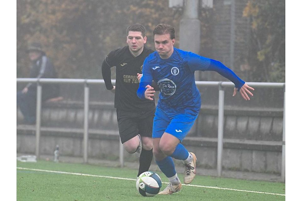 Auf und davon: Laurenz Bender (am Ball) von der SG Dornheim enteilt hier Christian Wolsiffer vom SV Concordia Gernsheim und sorgt mit seinem zweiten Treffer am Ende auch für den 4:2-Endstand gegen den Favoriten.	Foto: Uwe Krämer