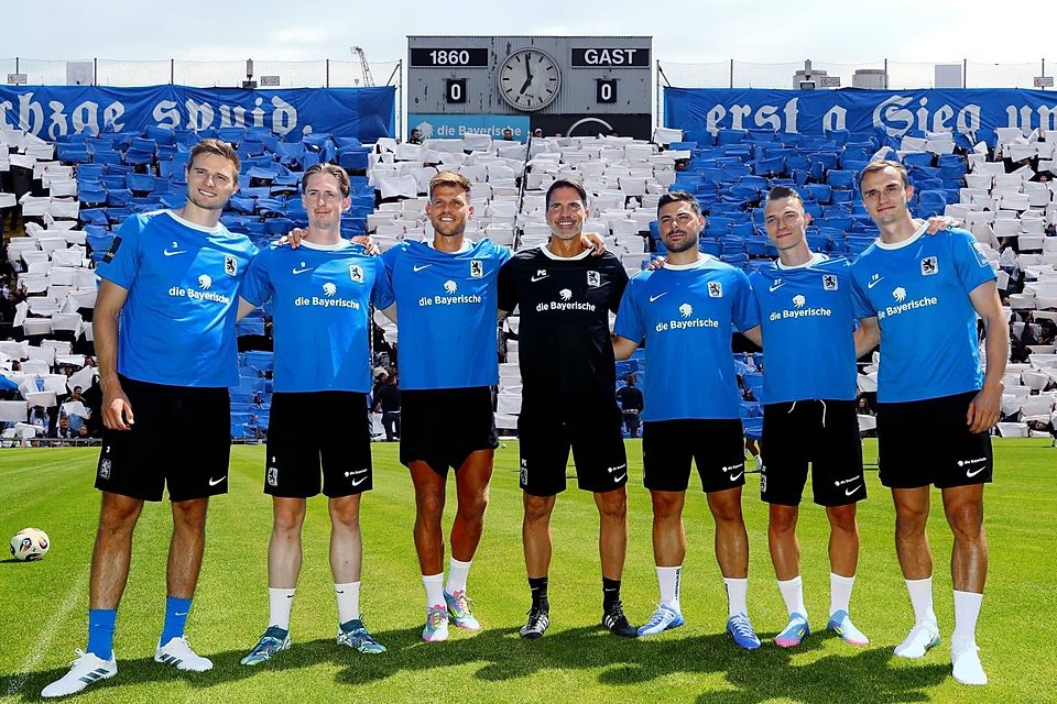 Die Neuzugänge und ihr Trainer: Siemen Voet, Justin Steinkötter Steinkoetter, Florian Niederlechner, Kevin Volland, Manuel Pfeifer, Kilian Jakob (v.l.n.r.).