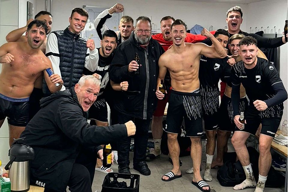 Claus Breitenberger mitten beim Kabinenjubel des SV Neresheim nach dem 1:0-Sieg im Bezirkspokal bei Union Wasseralfingen.