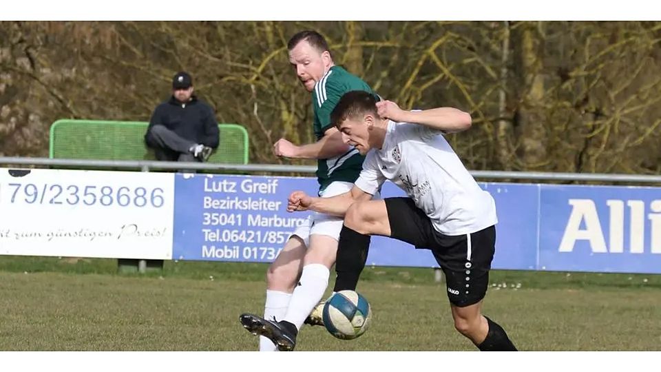 Zweikampf der "Assistenten": Michael Clasani bereitete am Samstag Wehrdas Führungstreffer vor, Jan Marius Wege Silberg/Eisenhausens Tor zum 1:1. © Jens Schmidt