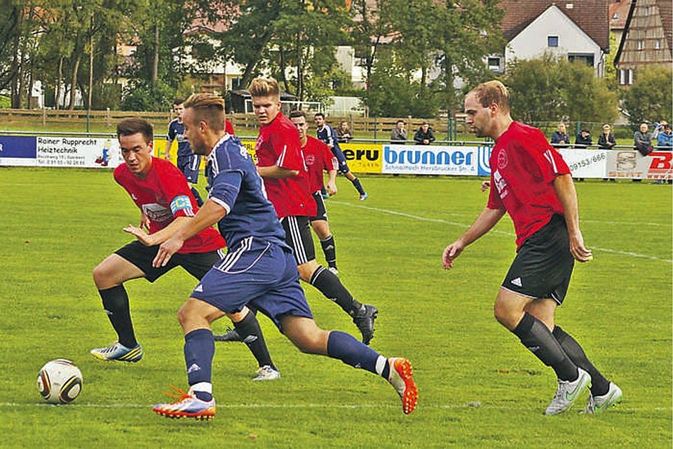 Der SV Henfenfeld konnte mit viel Glück ein 2:2-Unentschieden bei der SpVgg Neunkirchen (in rot) erreichen. Foto: M.Keilholz