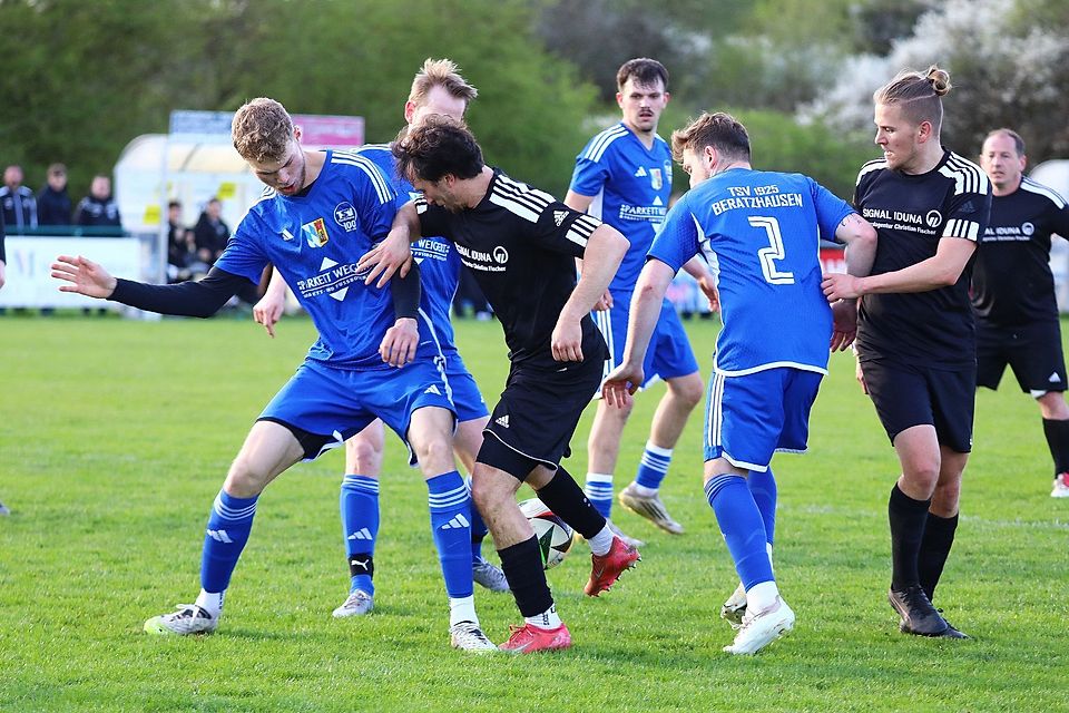 Beratzhausen (in Blau) und Undorf (Schwarz) stehen im Überlebenskampf weiter unter Zugzwang.