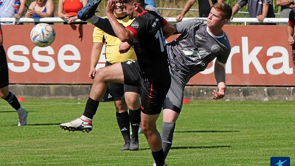 Vor einer großen Herausforderung steht Aufsteiger VfB Rothenstadt (dunkles Trikot) im Heimspiel gegen Spitzenreiter FC Tremmersdorf (in Grau).