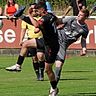 Vor einer großen Herausforderung steht Aufsteiger VfB Rothenstadt (dunkles Trikot) im Heimspiel gegen Spitzenreiter FC Tremmersdorf (in Grau).