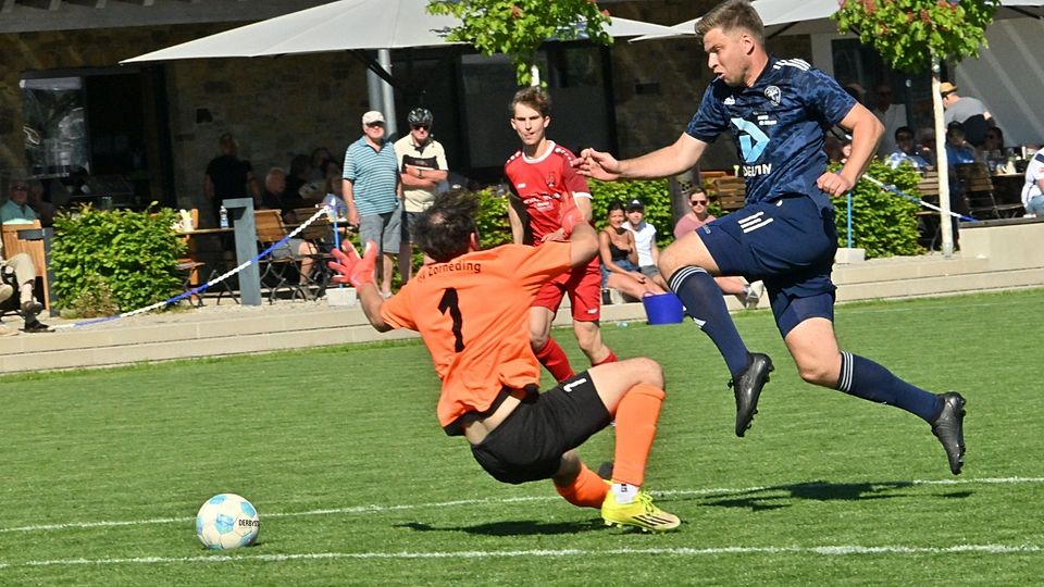Simon Ried trifft gegen Keeper Dejan Varcakovic zum 2:2 - das hätte Denklingen gereicht
