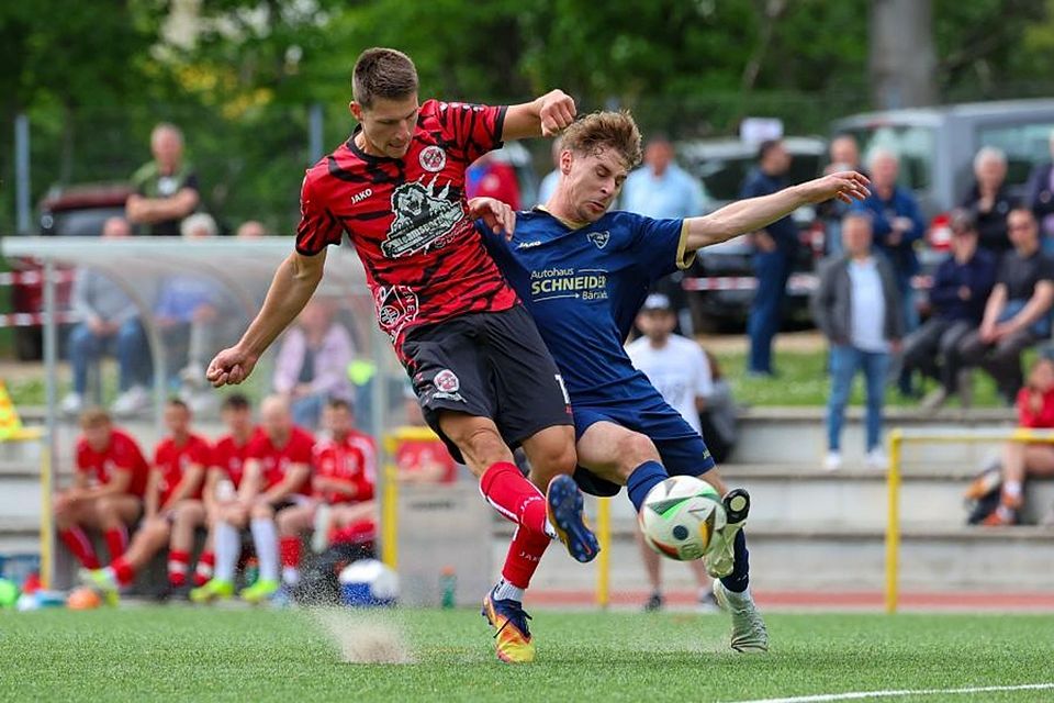 Gianluca de Rinaldis von der SG Orlen (l.) und Dennis Schneeweiss im Dress der SG Schlangenbad liefern sich einen packenden Zweikampf. Die SGO gewinnt am Ende 1:0.	Foto: Jörg Halisch
