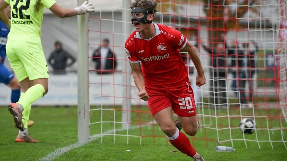 Keine Maskerade: der Bahlinger Marco Bauer kurz nach seinem 4:3-Siegtreffer in der sechsten Minute der Nachspielzeit