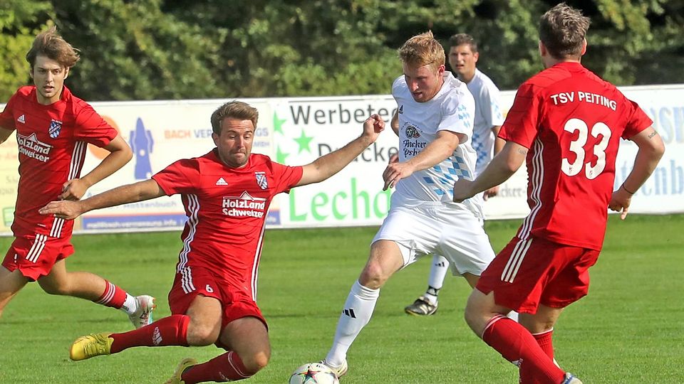 Konsequenter traten die Peitinger, hier ein Tackling von Michael Horner (in Rot) gegen Tobias Trainer, im Duell mit dem FC Wildsteig/Rottenbuch auf.