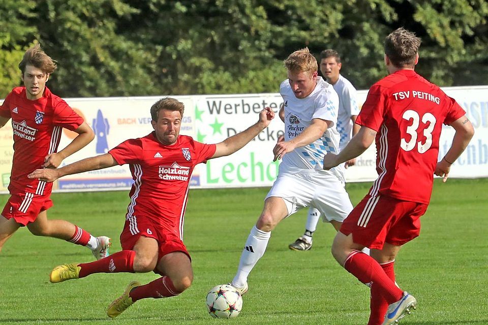 Konsequenter traten die Peitinger, hier ein Tackling von Michael Horner (in Rot) gegen Tobias Trainer, im Duell mit dem FC Wildsteig/Rottenbuch auf.