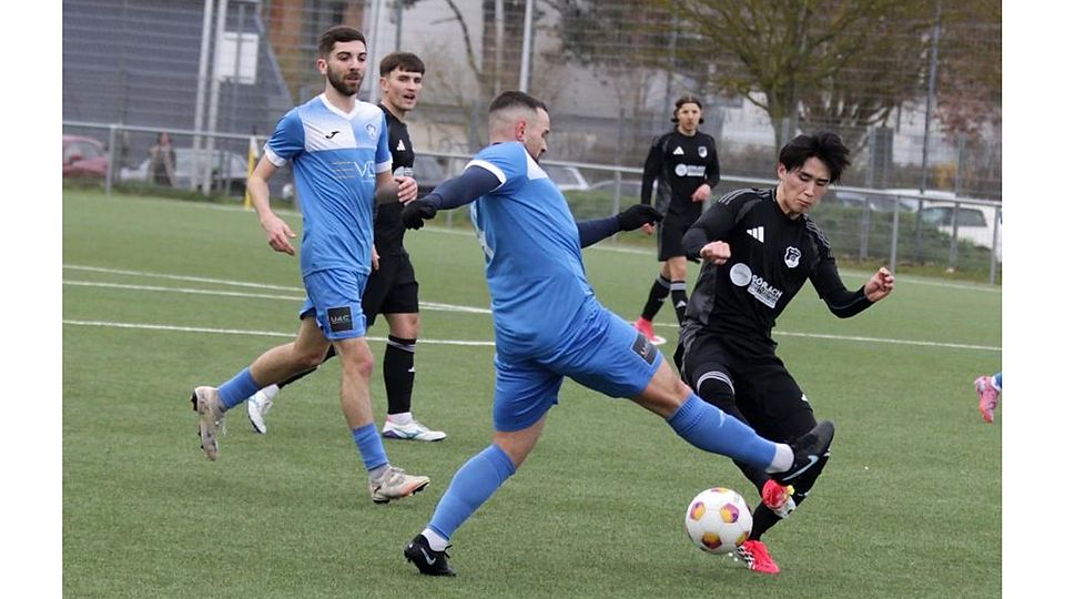 Mombachs Michele Lombardo (in Blau) und Saulheims Ryuji Kasai liefern sich einen beinharten Zweikampf. 	Foto: Axel Schmitz/pakalski-press
