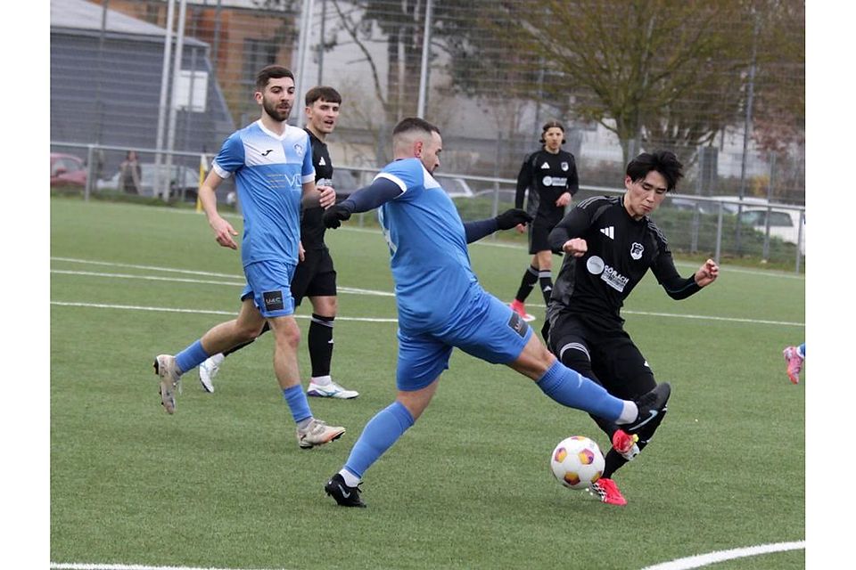 Mombachs Michele Lombardo (in Blau) und Saulheims Ryuji Kasai liefern sich einen beinharten Zweikampf. 	Foto: Axel Schmitz/pakalski-press