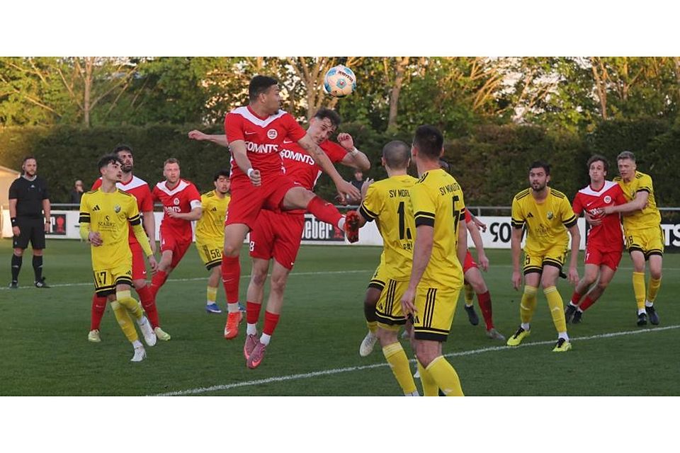 Die Hüffelsheimer Malik Yerima und Tim Reidenbach steigen nach dieser Ecke am höchsten.	Foto: Mario Luge