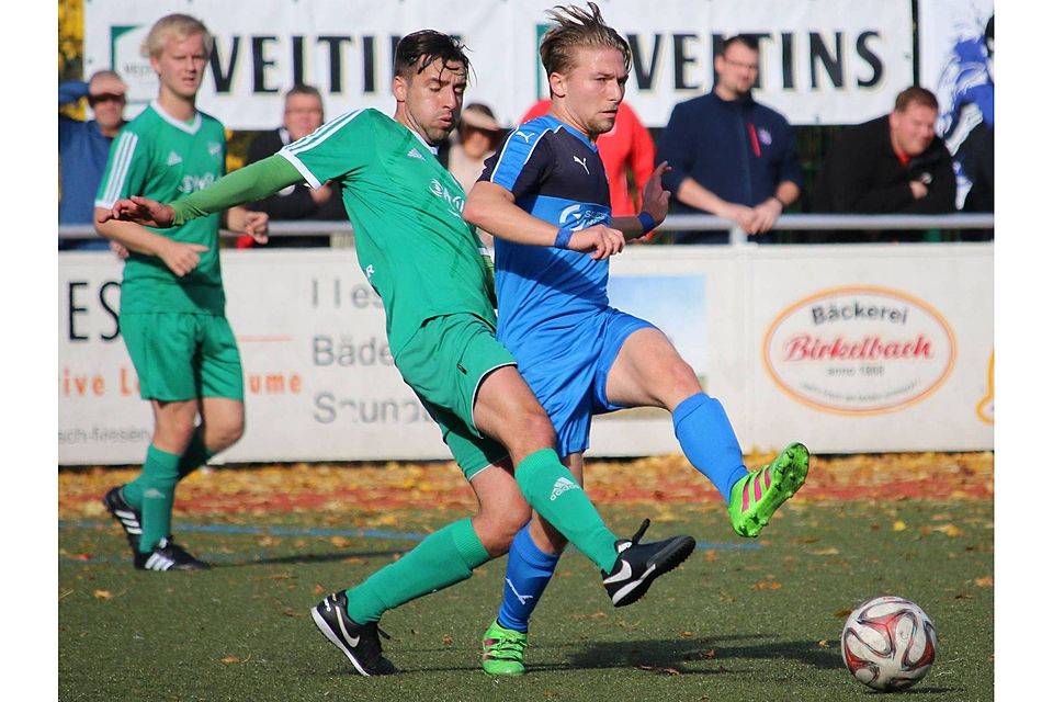 Der FC Altenhof (grünes Trikot) gewann das wichtige Spiel beim TuS Erndtebrück mit 3:2.  Foto: pos