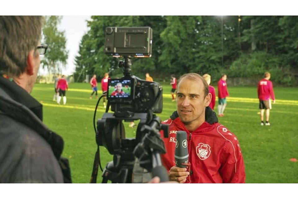 Stellte sich den Fragen des Reporters von „Blickpunkt Sport“: Aßlings Trainer Robert Lechleiter. Foto: Stefan Rossmann