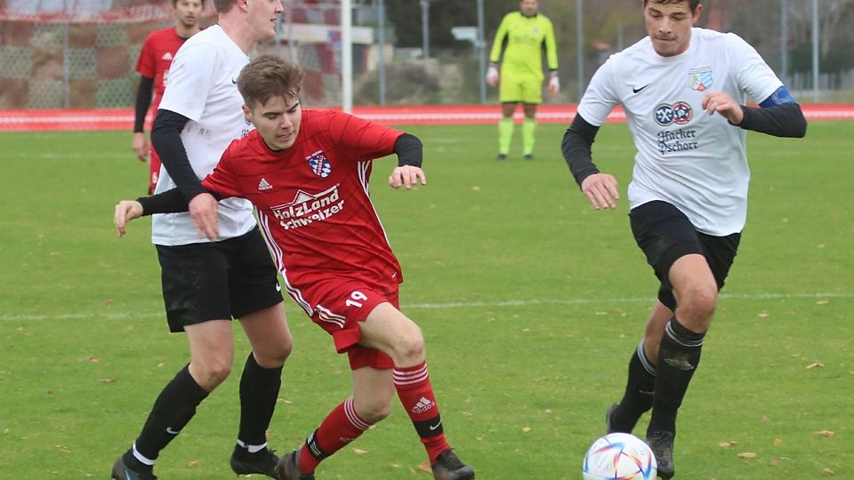 Letztlich war’s ein Spaziergang: Die Peitinger (in roten Trikots, hier Christoph Eberle) setzten sich im Heimspiel gegen Hohenfurch locker durch.