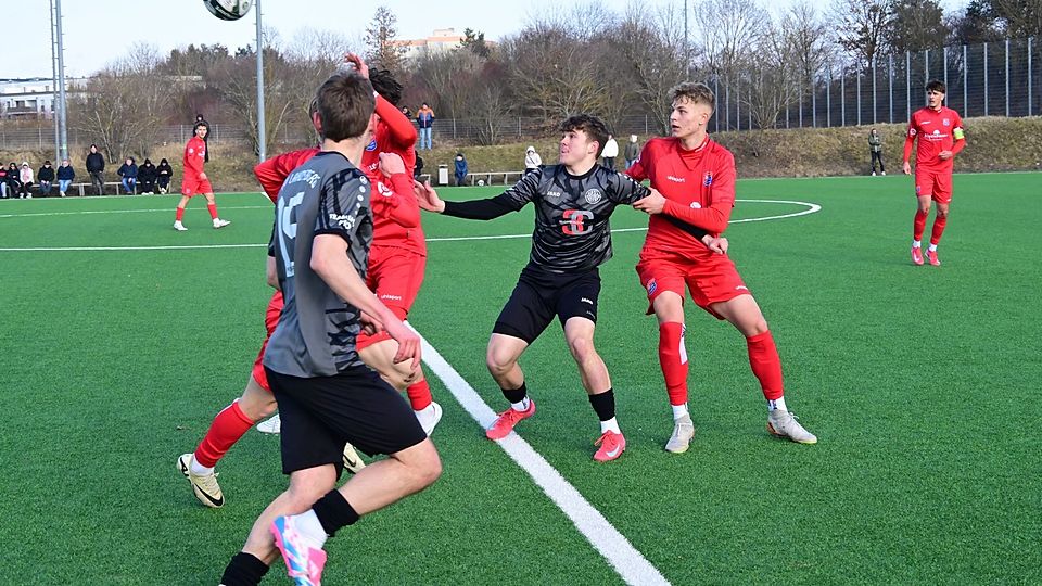 Luca Dollinger (schwarzes Trikot Mitte) gibt immer Vollgas für den TSV Landsberg.