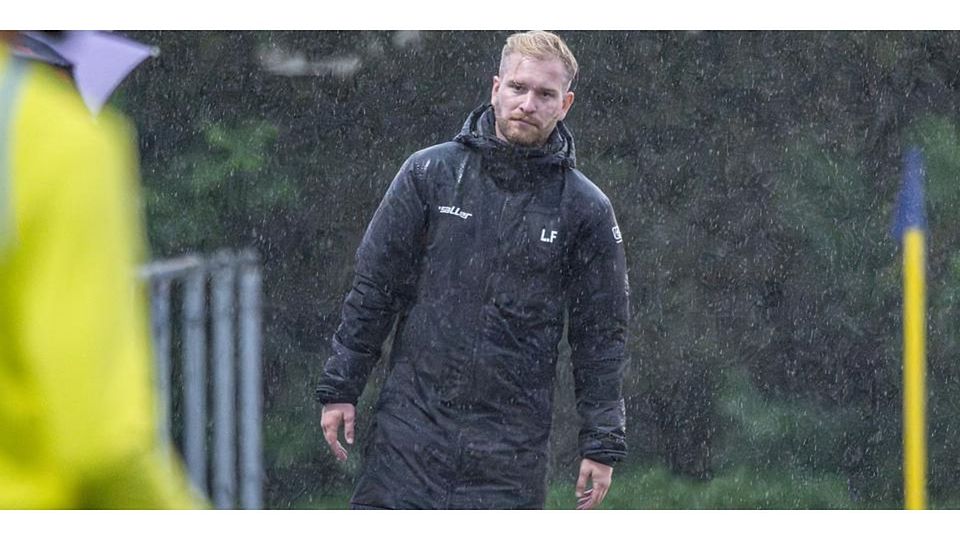 Steht doch nicht im Regen: Trainer Lukas Ferst bleibt mit der U23 des SC Waldgirmes nun doch in der Fußball-Verbandsliga Mitte. © Foto: Jenniver Roeczey 