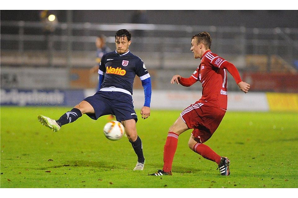 Regensburgs Daniel Schöpf (links im Spiel gegen den FC Memmingen) hatte Pech bei einem Lattenknaller. Foto: Archiv/Eibner Regensburgs Daniel Schöpf (links im Spiel gegen den FC Memmingen) hatte Pech bei einem Lattenknaller. Foto: Archiv/Eibner