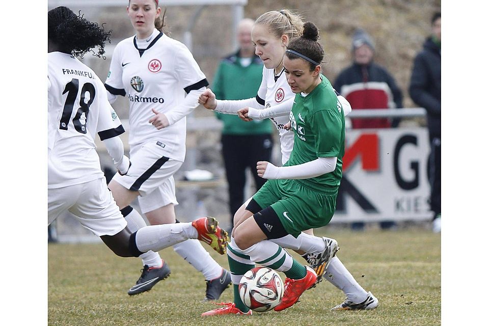 Sofia Borges (vorn) erzielte das 2:0 für den SV Alberweiler gegen Eintracht Frankfurt. Volker Strohmaier