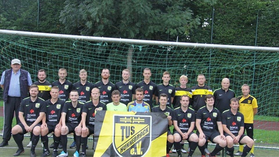 Umstrukturiert: Die meisten Akteure des aktuellen Kaders des TuS Hunnebrock spielten in der letzten Saison noch in der zweiten Mannschaft, aus der auch Trainer Fabian Hilker (stehend, 2. v. r.) aufrückte.