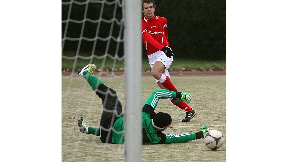 Pariert: Der Draiser Tim Stehl scheitert an Ockenheims Keeper Nicolas Berlin. Die Fidelia feierte einen 3:1-Auswärtssieg. Foto: hbz/SÃ¤mmer