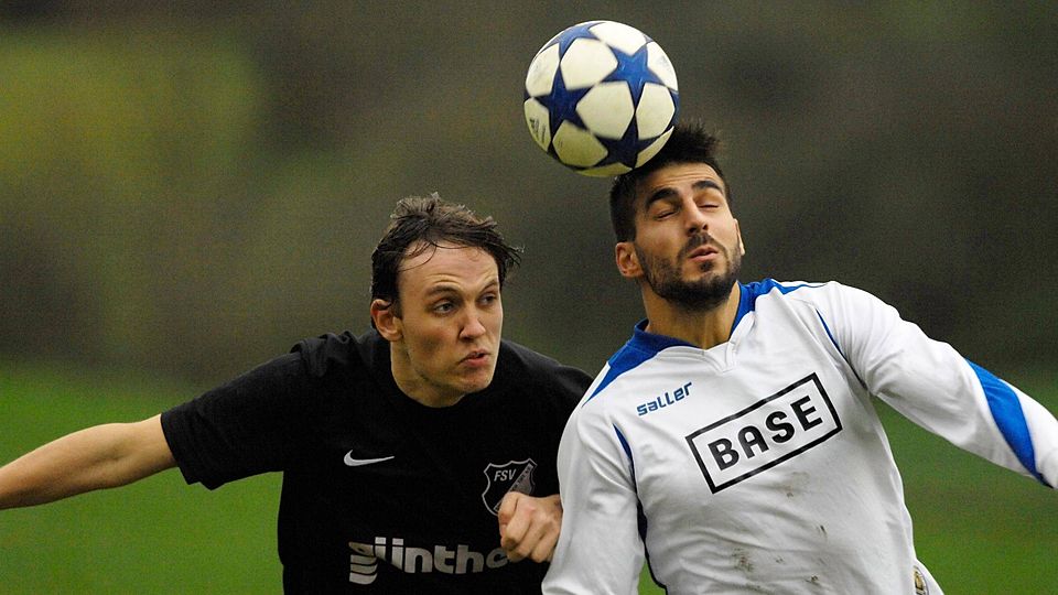 Volltreffer: Zugang Osman Aktürk (rechts, hier noch im Trikot des TSV Ober-Klingen gegen den Schlierbacher Steffen Bachmann) erzielte 35 Tore für den KSV Reichelsheim. 	Archivfoto: Guido Schiek