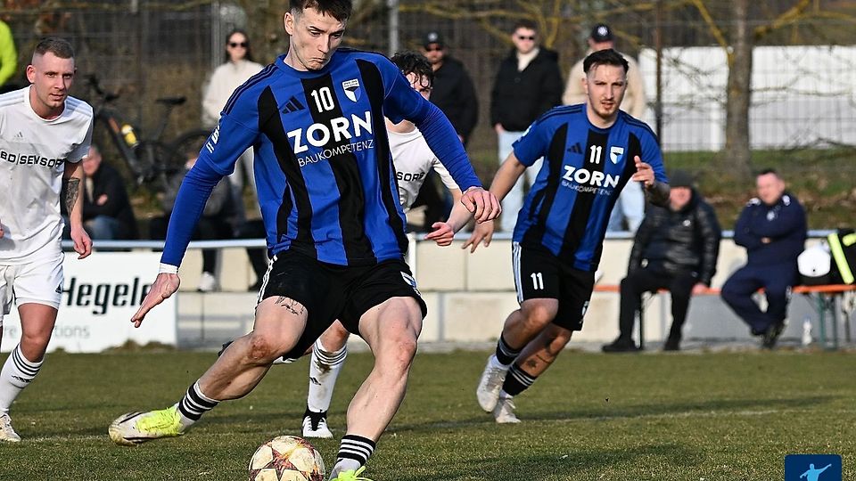 Für die SpVgg Jahn Forchheim um Christian Rzonsa (Nr.10) geht es gegen die SpVgg Mögeldorf um weitere wichtige Zähler im Aufstiegsrennen. 