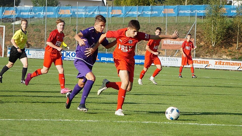 Jahi Sülejmani (am Ball) erzielte gegen den FC Coburg die zwischenzeitliche 2:0 Führung für den ASV Cham. 