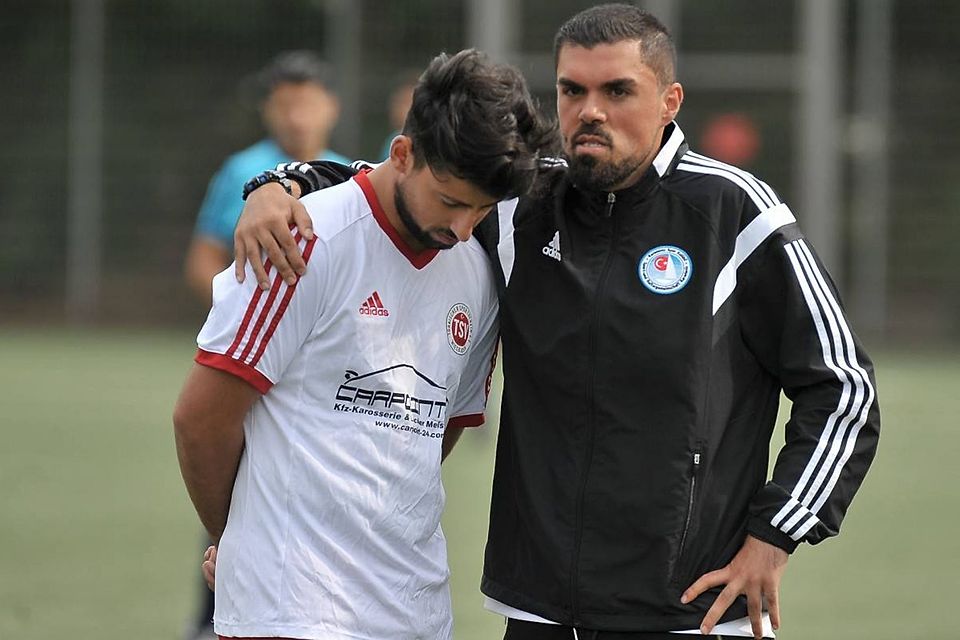 Deniz Tekin (rechts) verlässt Karadeniz mit sofortiger Wirkung. Den Verein hatte er bereits 2016/17 als Co-Trainer unterstützt, wie hier im Bild im damaligen Derby gegen den Türkischen SV.