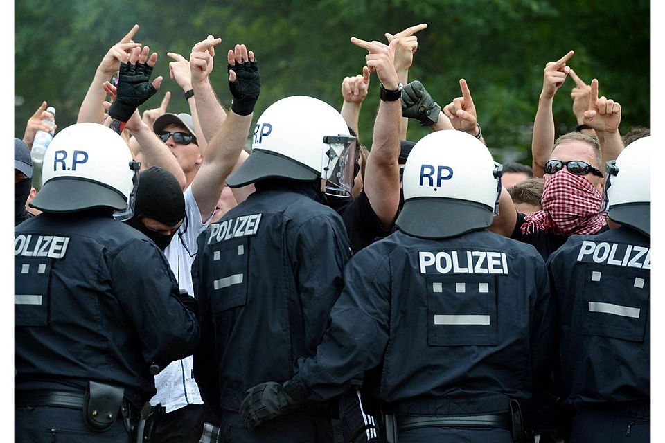 mmer wieder kommt es zu Polizei-Einsätzen bei gewaltbereiten Fußballfans. Symbolfoto: Roland Holschneider/dpa