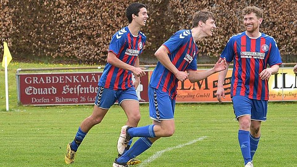 Deckel drauf: Lengdorfs Torwart Matthias Besser und Alexander Stark können’s nicht glauben, während die Dorfener (v. r.) Jake Eiglsperger, Thomas Gradl und Hattrick-Torschütze Bernardo Kittler Venda ihr 4:0 bejubeln.