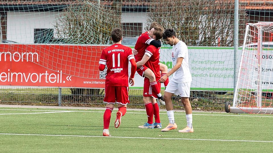 Umjubelter Start ins Heimspiel: Ricardo Pindado hat gerade zum 2:0 für den SV Miesbach getroffen.
