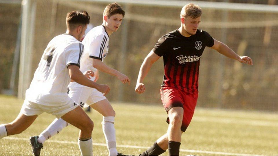 Arbeitete unermüdlich im Mittelfeld und schlug gefährliche Freistoßflanken: Ehrangs Jonas Amberg (am Ball).