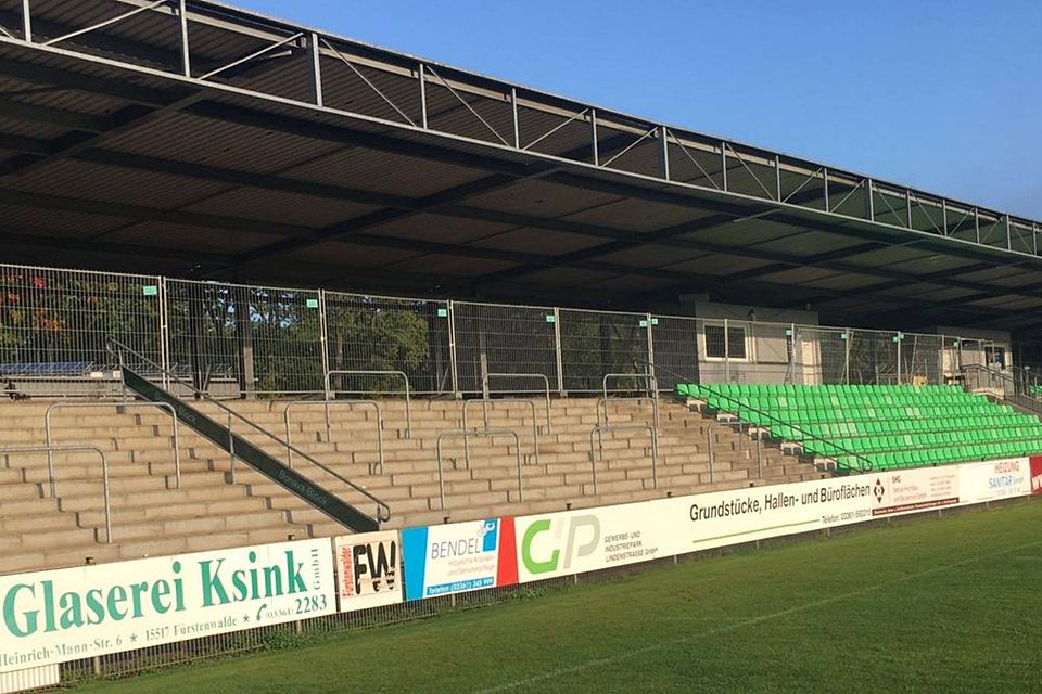 Jetzt mit Dach: die Haupttribüne in Fürstenwalde. Fotos (2): Rieckmann Jetzt mit Dach: die Haupttribüne in Fürstenwalde. Fotos (2): Rieckmann