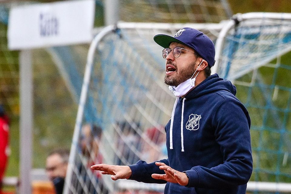 Kirchheimer SC gegen VfB Hallbergmoos: Trainer Steven Toy am Seitenrand.