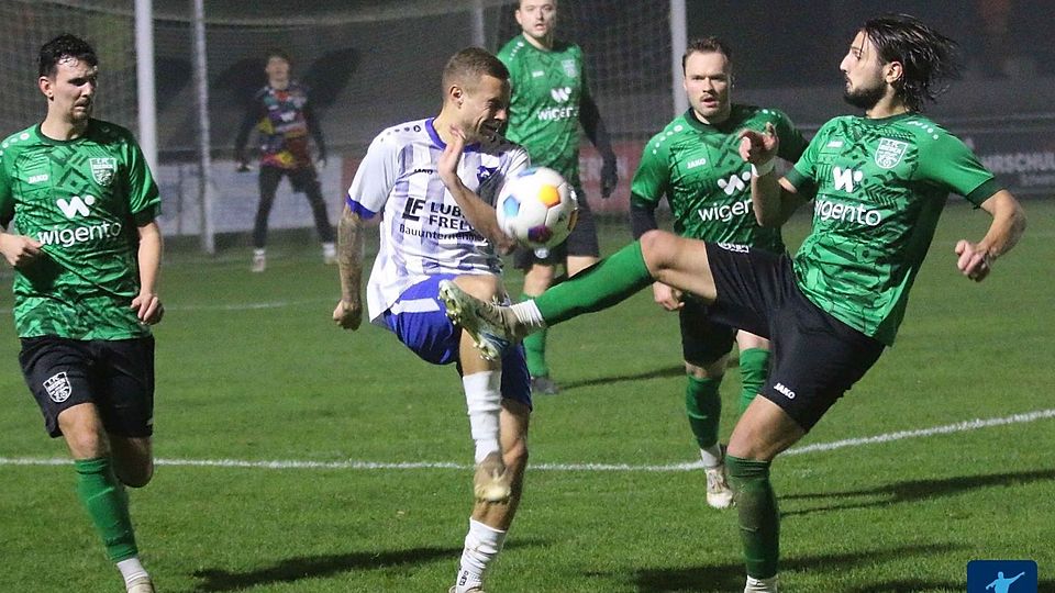 Freudenbergs Spielercoach Sebastian Bauer (in Weiß-Blau) und seine Mannen stehen beim 1. FC Rieden (in Grün-Schwarz) vor einer schweren Aufgabe in der Fremde.
