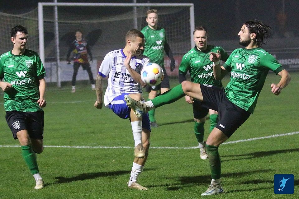 Freudenbergs Spielercoach Sebastian Bauer (in Weiß-Blau) und seine Mannen stehen beim 1. FC Rieden (in Grün-Schwarz) vor einer schweren Aufgabe in der Fremde.