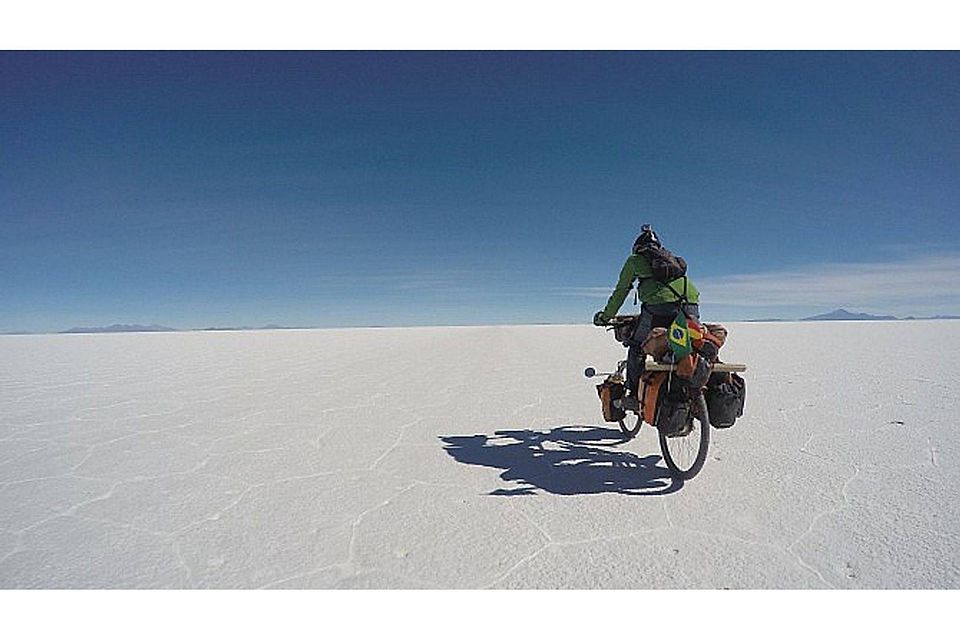 Salz, so weit das Auge reicht: Überquerung eines Salzsees in Bolivien Foto: Schmider