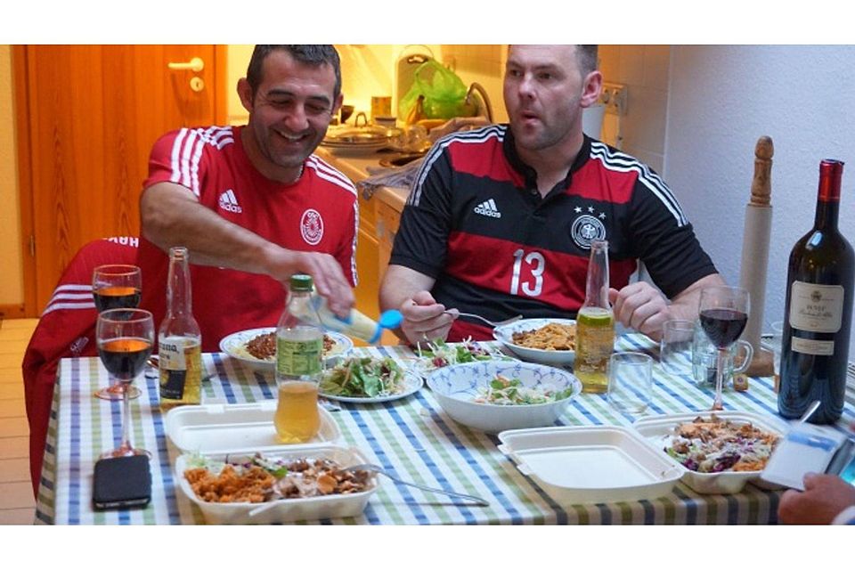Appetit auf mehr hat Mario Gagelmann (rechts) nach seinen drei Toren gegen DJK Germania Blumenthal. Foto. Volker Schmidt