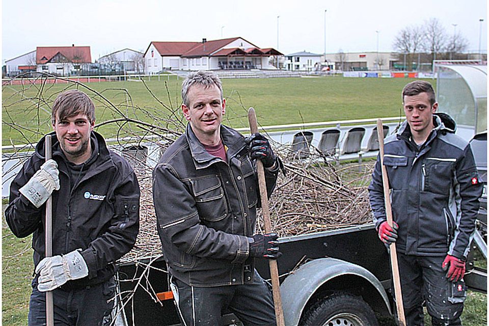 Markus Schröppel (Mitte) mit Peter Gerstmeier (links) und Christoph Moll, die ihm bei den vielfältigen Arbeiten am Deininger Sportplatz des Öfteren unter die Arme greifen.  Foto: Jim Benninger