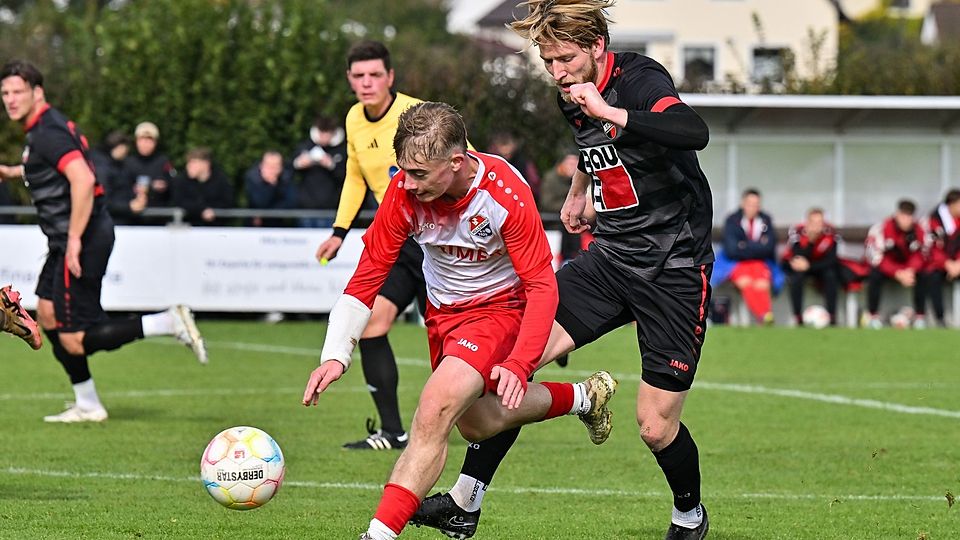 Der Hollenbacher Martin Uhlemair (links) machte ein gutes Spiel, aber auch ihm fehlte im Abschluss das Glück. Deshalb nahm Tobias Schmölz mit dem 1. FC Sonthofen die Punkte mit ins Allgäu.