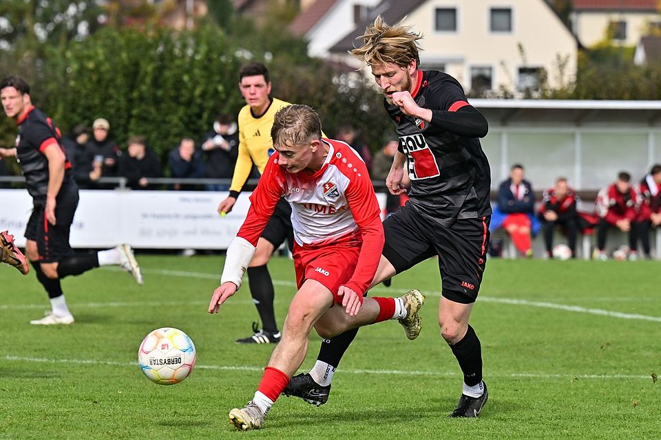 Der Hollenbacher Martin Uhlemair (links) machte ein gutes Spiel, aber auch ihm fehlte im Abschluss das Glück. Deshalb nahm Tobias Schmölz mit dem 1. FC Sonthofen die Punkte mit ins Allgäu.