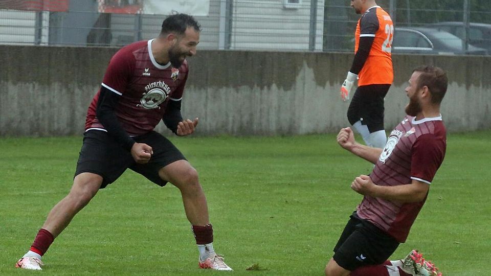 Riesig war der Jubel von Gazi Tokmak (li.) und Maximilian Geisler nach dem 6:2-Sieg von RW Bad Tölz. FFG-Torhüter Semir Zahirovic (hinten) war sichtlich bedient.