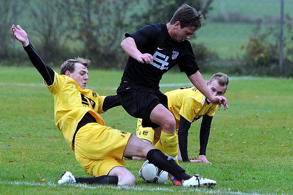 Die Diedorfer Michael Roth (links) und Marcel Schnitzler ließen gegen Benedikt Gerstmeier und den TSV Leitershofen beim 3.0-Heimsieg nichts anbrennen.	Foto: Marcus Merk